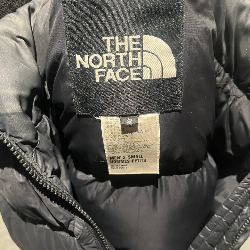 Hej! Jag säljer nu min the North face jacka i storlek s (man storlek). Det billiga priset är pga ”The” på ryggen av jackan har försvunnit. . Jackor.