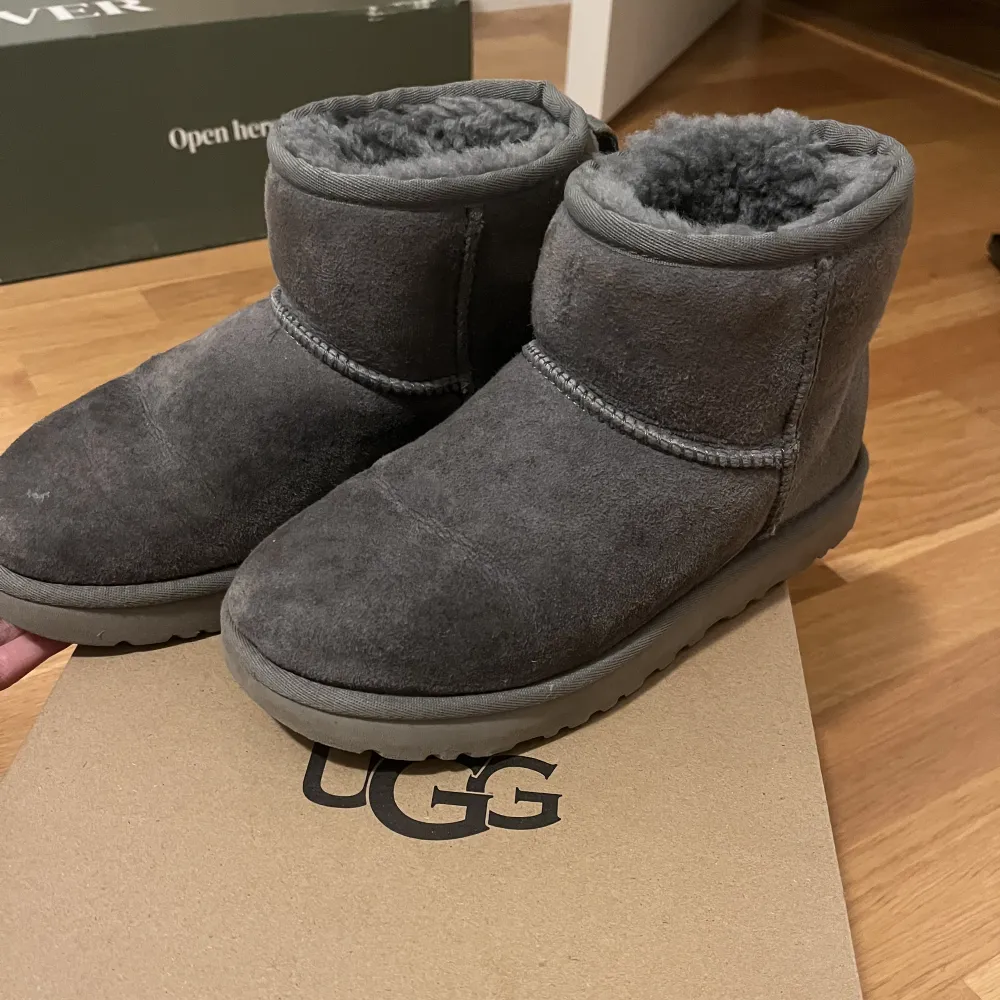 gråa uggs i storlek 36. använda en vinter. nypris 2200kr men säljer för 900kr💘💘. Skor.