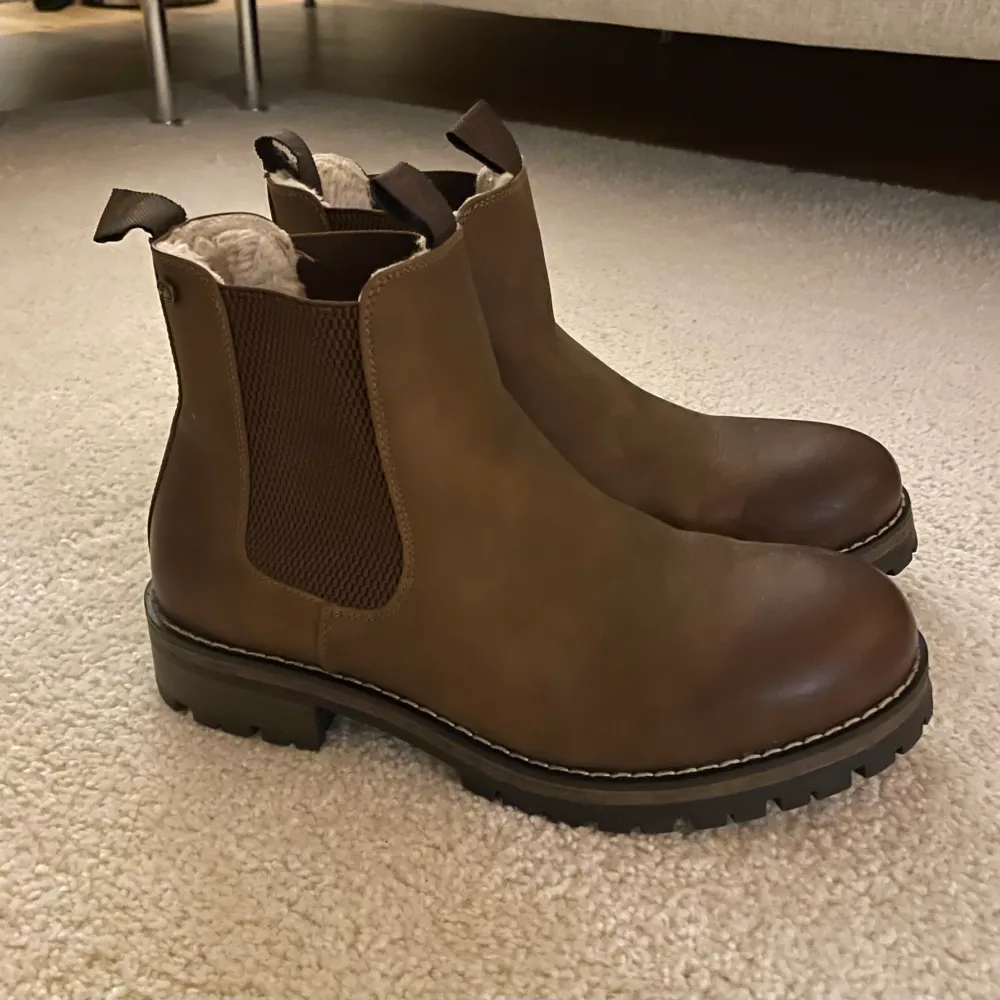 Jätte fina bruna fodrade boots. Perfekt till vintern/hösten.  Aldrig kommit till användning tyvärr.   Inte ett märke på dem. Skor.