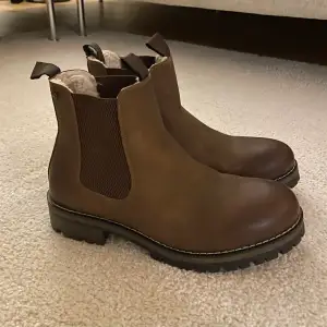 Jätte fina bruna fodrade boots. Perfekt till vintern/hösten.  Aldrig kommit till användning tyvärr.   Inte ett märke på dem