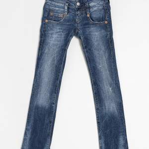 Lågmidjade jeans med raka ben, ganska korta i modellen så passar nån som är ca 160cm