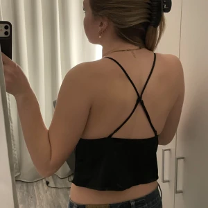 Topp - Jätte söt svart topp som är utmärkt som exempelvis festtillfällen. Banden över axlarna är justerbara och korsas i ryggen, även knytning med band på framsidan🖤 tyvärr kommer den inte till användning då den är alderless för liten för mig