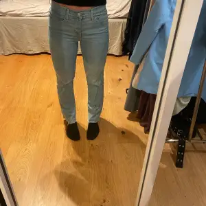Blekta levi’s jeans i modellen 314 shaping straight, storlek W28 