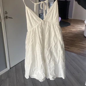 Klänning  - Jätte fin klänning står inte vart den är ifrån och fick den i födelsedagspresent inte använd mycket alls 