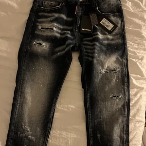 Dsquared2 jeans med taggar  - Dsquared2 jeans som är i storlek 31.  dom är för små så det är anledningen till att jag säljer dom. Jag vet inte om dom är äkta eller inte men om man söker på nummerna på lapparna så kommer det fram Dsquared2 jeans. Det anledning till det låga priset.