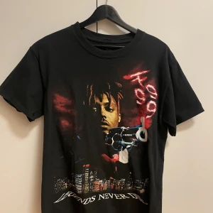 Juice WRLD T-shirt  - Juice Wrld x FaZe Clan t shirt. Fint skick. Senast såld på stock x 1800kr mitt pris 800kr