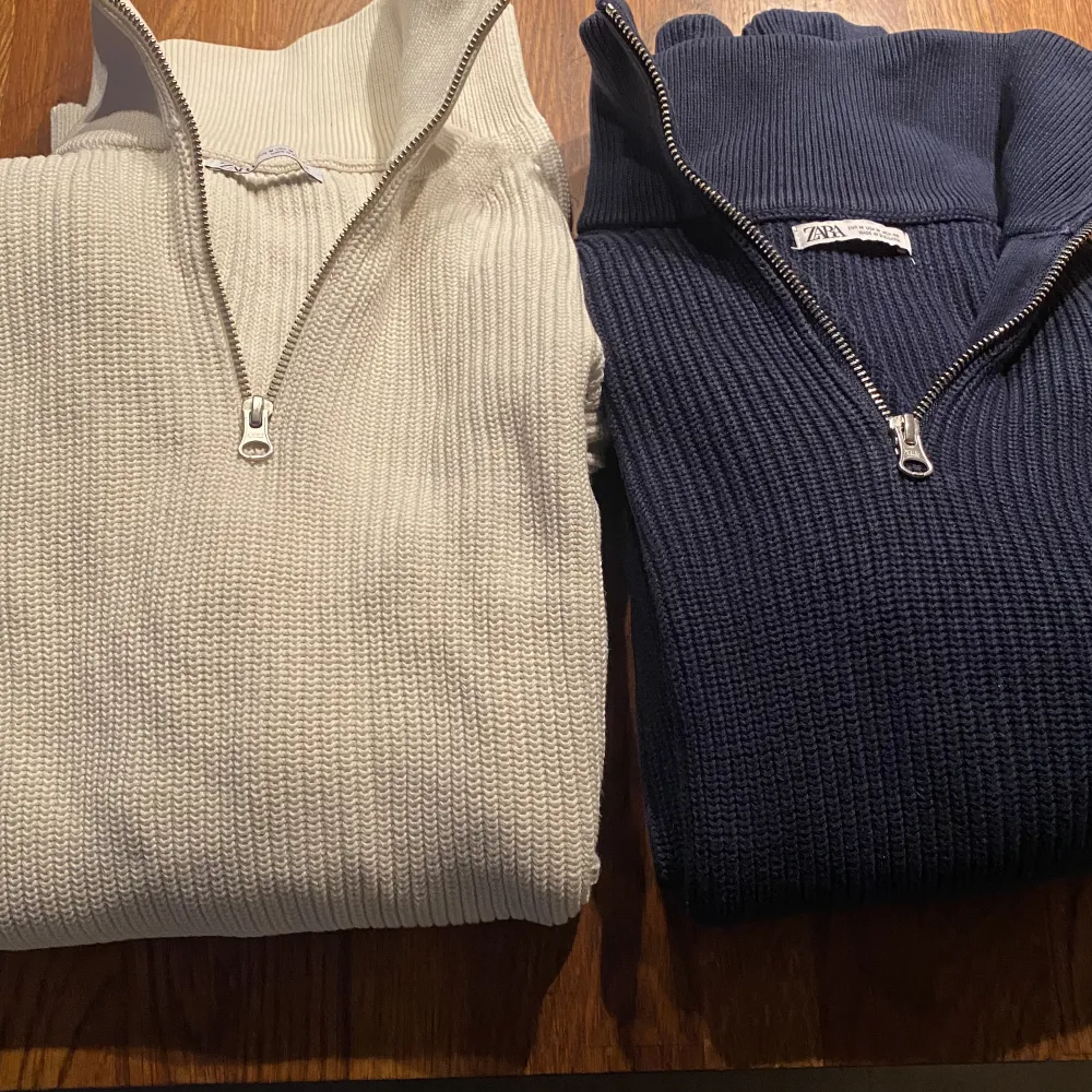 Säljer dessa Zara half zip tröjer som är riktigt populära, dom säljs endast ihop. Inte separat!  Ny pris per tröja är 500kr, skicket är inprincip nya, har knappast använt dom!. Hoodies.