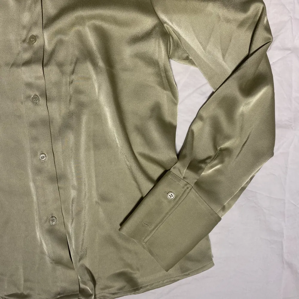 Skjorta i silkesliknande material, nyköpt från h&m för 199kr.. Skjortor.