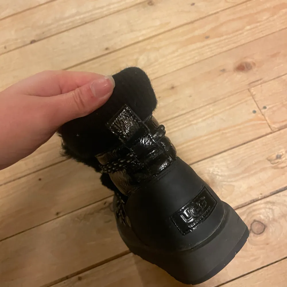 Riktigt snygga snö boots. . Skor.