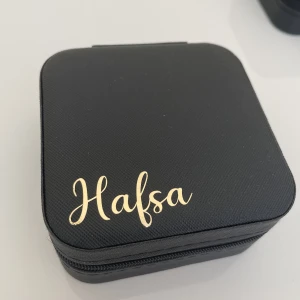 Personliga smyckeslådor - Säljer superfina personliga smyckeslådor. Kommer i färgerna Sweet pink, Teal, Cream och Black. Namn eller initialer kör man med guld/silver vinyl. Finns fler typsnitt att välja! Perfekta presenten! Dm för att köpa. Inspo👉🏼 @mylajoiie 🤍✨