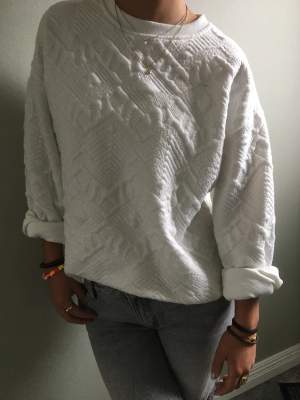 Säljer denna snygga tröjan med fina detaljer på från zara🤩 ny skick 🙌
