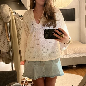 Beige v-ringad blus  - Supersöt krämvit blus med jättefina detaljer🐆💘🙏🏼passar perfekt till alla tillfällen!