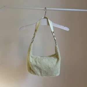 Handväska Weekday - Liten Kelly Terry Bag från Weekday i gulgrön.  Oanvänd och utan anmärkning