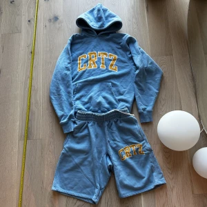 Corteiz Hoodie och Shorts - Corteiz Babyblue dress. Storlek S på hoodie och Storlek M på shorts. Liten flaw litet hål i ena fickan av shortsen. Digitaltkvitto finns. Priset är för hela settet men kan köpas separat