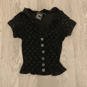 Blommig see thorugh topp - Säljer toppen eftersom den inte kommer till användning :) Den blir som en crop top på, det står 34/36 men jag skulle säga att det är mer 34, dock funkar 36 då materialet är stretchigt