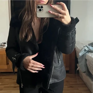 Svart vinterjacka  - Vinterjacka från ASOS, bra skick. Varm. Jag är 170cm lång