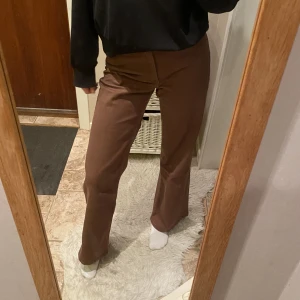 Bruna jeans - Bruna jeans med raka/vida ben från h&m divided🙌🏼Använda ca 6 gånger och har inga fel. Strl. 36 men passar 34/XS. Jag är 170+ och jeansen nuddar nästan marken☺️