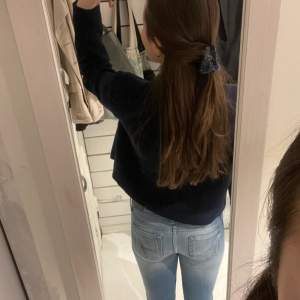 Säljer mina snygga utsvängda lowwaist jeans från Guess pga att jag inte får användning av dom 💓