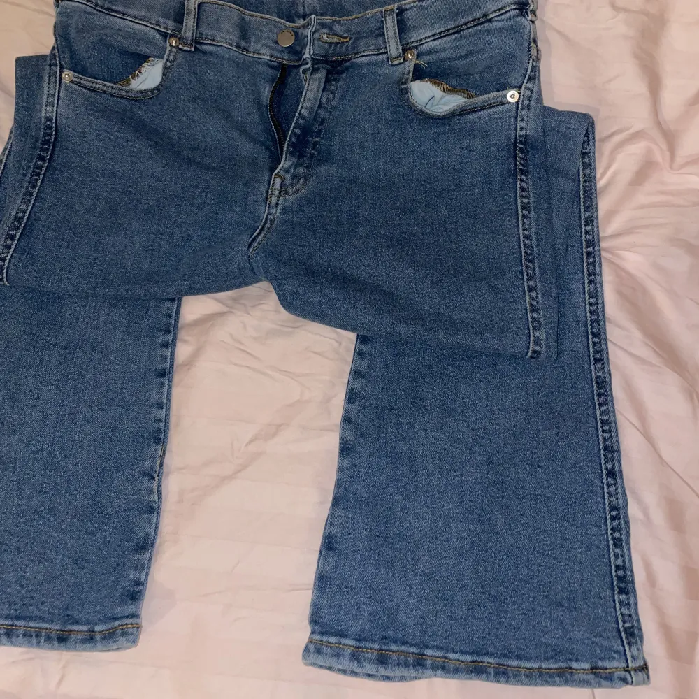 Fina bootcut jeans från dr denim. Använda ett fåtal gånger. XL/32 (jag är 172cm lång) och dom passar på längden men inte runt låren tyvärr! . Jeans & Byxor.