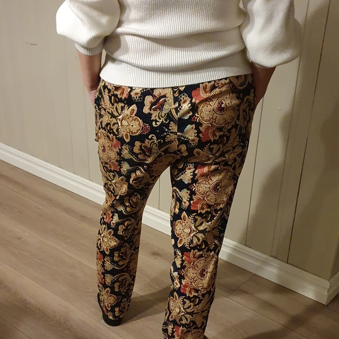 Mönstrade, snygga byxor i strl M - 91