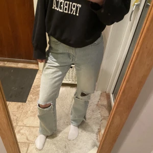 Ljusblåa jeans med hål - Ljusblåa jeans med hål och slits från Shein💙Använda ca 4 gånger och har några lila färg fläckar på framsidan. Strl. XS, jag är 170+ och jeansen går ner till anklarna☺️
