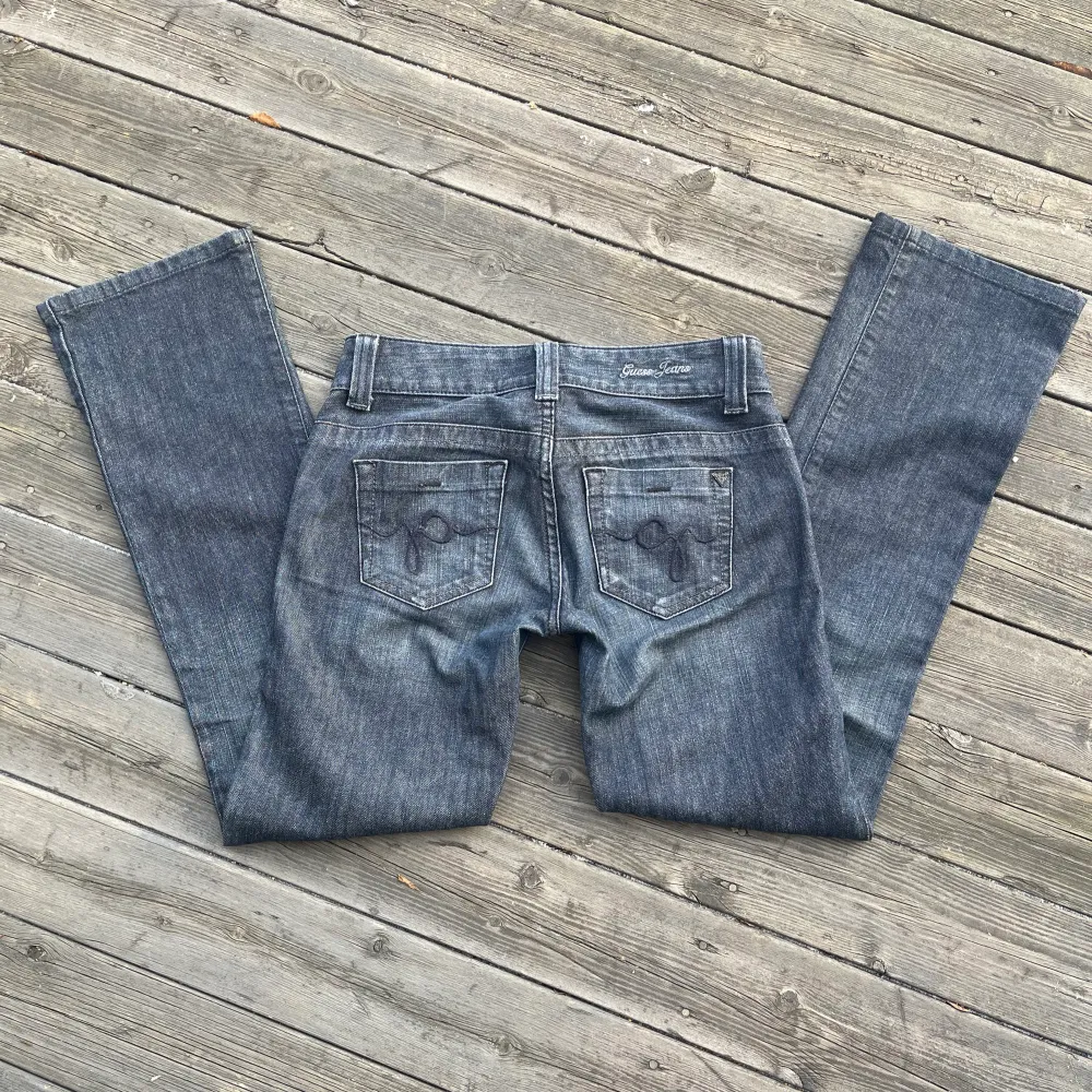 Lägger ut igen!! Mörka Guess-jeans i modellen DareDevil Bootcut, storlek 24. Tyvärr för små för mig så kan ej visa hur de sitter på. Skriv för fler bilder, mått eller funderingar! 💞 ‼️framstår ljusare på bilderna‼️. Jeans & Byxor.