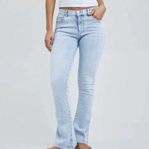 Low flare jeans - Supersnygga och assköna jeans från BikBok. Nyskick då jag använt dom max 2 gånger. Nypris 599kr😊