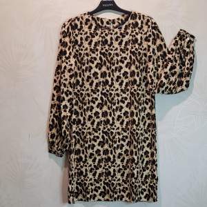 Klänning leopardmönstrad. Nyskick, använd vid ett tillfälle. Esmara by Heidi Klum