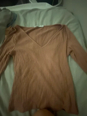 Tröja  - En tröja som inte kommer till användning . Storlek M . Men passar folk med storlek XS. Urringad vanlig tröja .