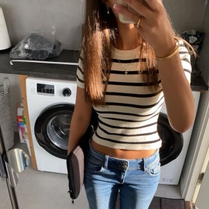 Vit o svart randig tröja  - Storlek- xs Jätte vacker vit och svart randig tröja. Mycket bra skick haft på mig några gånger. Har ni frågor skriv gärna☺️