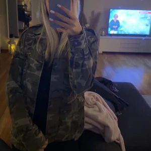 Kamouflage jacka - Super cool jacka med kamouflage mönster, aldrig använd 