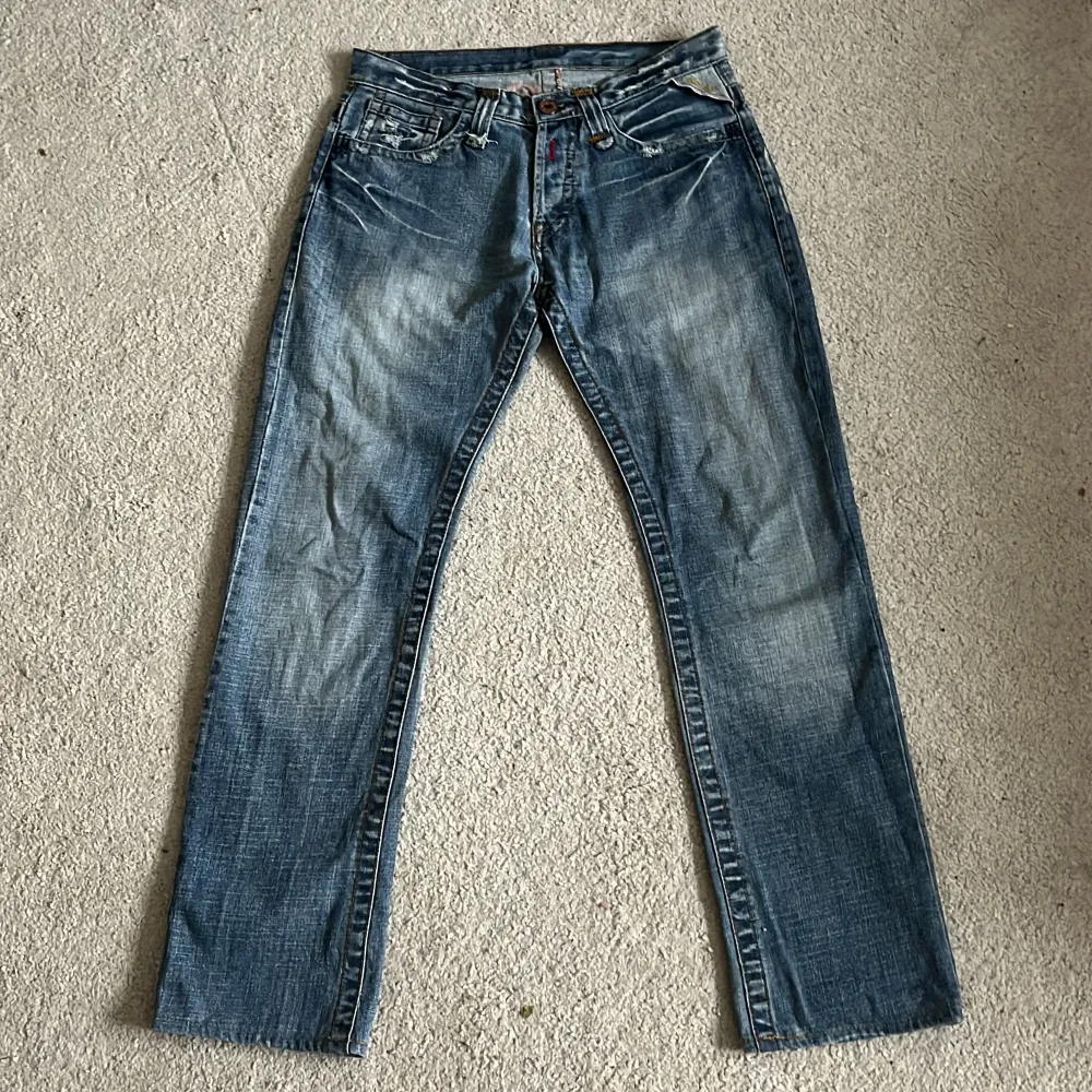 Vintage replay jeans med rosa brodering över baksidan.  Midjemått: 40 cm Innerbenslängd: 76 cm Ytterbenslängd: 99 cm. Jeans & Byxor.