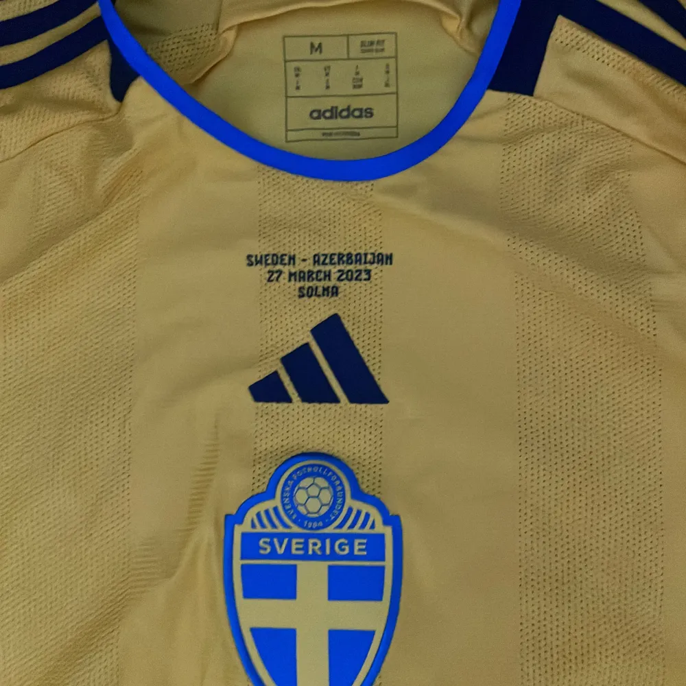 Det är en använd matchtröja av robin quaison.Den är tvättad och är i jättebra skick. Går ej att köpas i affär eftersom den här har han spelat med. Matchen spelades i solna mot azerbaijan Den 27-03-2023 Pris kan diskuteras . T-paidat.
