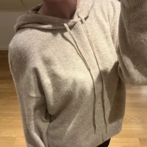 Stickad hoddie från Lindex  -  Stickad Hoddie från Lindex aldrig använd❤️