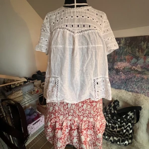 Söt Zara Blus - Söt blus från Zara, endast använd en gång! Knappen överst uppe har åkt av, vilket man lätt kan sy på om man vill det! Annars påverkar det inte toppens passform alls! ☺️