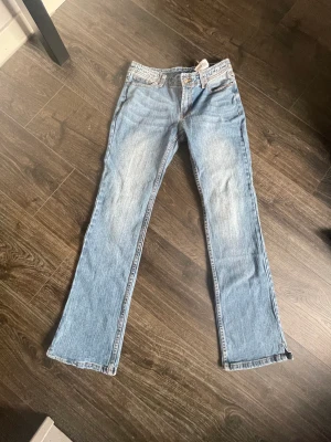 Brandy Melville jeans - Beställde dessa från brandy Melville men det satt tyvär inte, prislappen är kvar och dem är aldrig använda, skriv för fler bilder eller om mått!💗