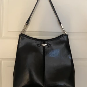 Vintage väska  - Väska köpt secondhand från märket Fiorelli och troligtvis i äkta läder. Väldigt rymlig med några fack i💕❤️