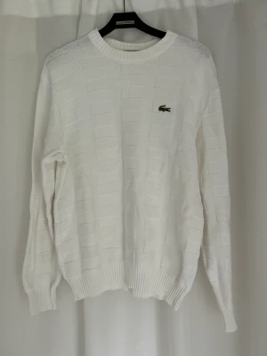 Lacoste stickad tröja - Säljer denna stickade tröja i 100% bomull från Lacoste storlek 3 skulle säga s/m