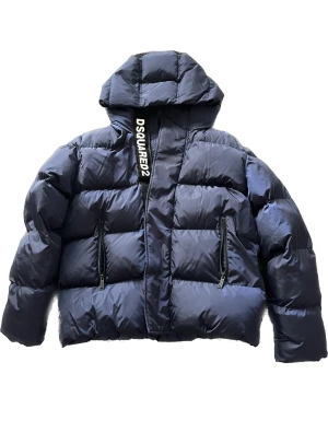 Dsquared2 bomberjacka, som ny - Aldrig använd Dsquared2 mörkblå bomber jacka. Storlek 14Y, som en 170