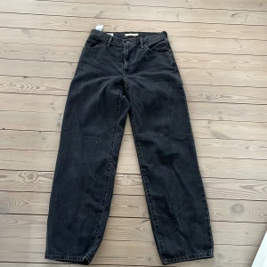 Helt nya Levi’s jeans  - Oanvända jeans från Levi’s modell baggy dad storlek 26.  Endast testade men passade inte mig tyvärr.