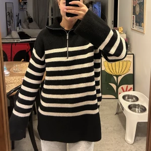 Stickad tröja - Säljer min jätte mysiga och sköna tröja som jag använt ett fåtal gånger. 