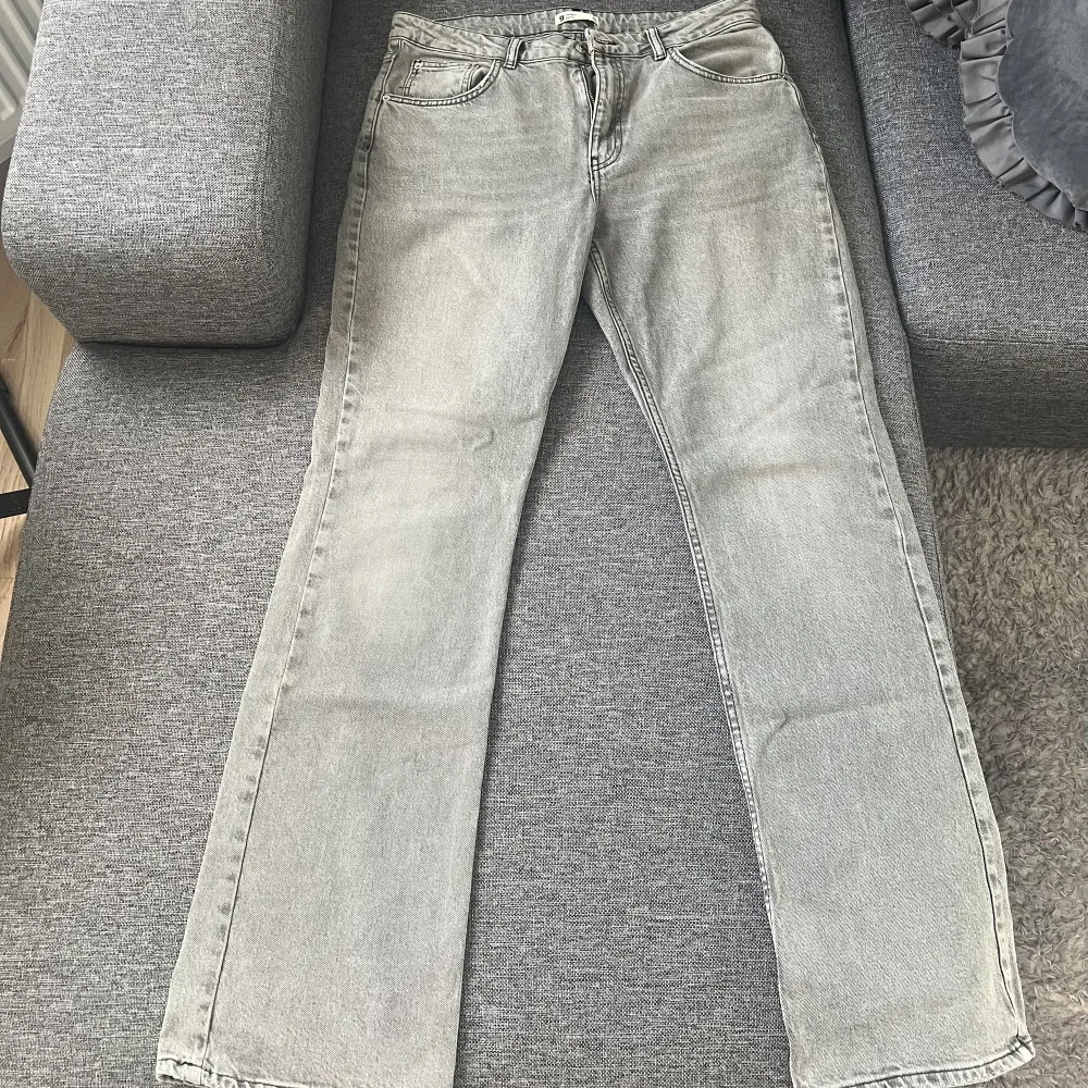 Ett par gråa straight leg jeans från ginatricot i nyskick, endast testat en gång men var lite för stora. De är i storlek EU44 men passar även EU42.. Jeans & Byxor.