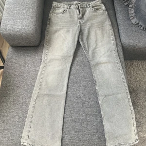 Straight leg jeans från Ginatricot - Ett par gråa straight leg jeans från ginatricot i nyskick, endast testat en gång men var lite för stora. De är i storlek EU44 men passar även EU42.