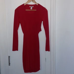 Röd klänning, scrunch - Nyskick✨klänning med scrunch på rumpan