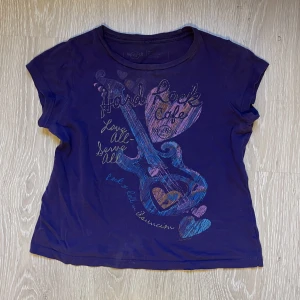 Hard rock cafe babytee - Jag älskar denhär t-shirten men den är tyvärr för liten på mig som har M. Den passar nog xs-s. Den har täcken på användning och har en rätt så urtvättad look. Skriv privat om ni har frågor💜