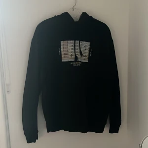 Hoodie med tryck - Då var det dags att sälja min absolut mysigaste hoodie. Skönt material, stor i storleken. Snyggt tryck. Använd vid några tillfällen 