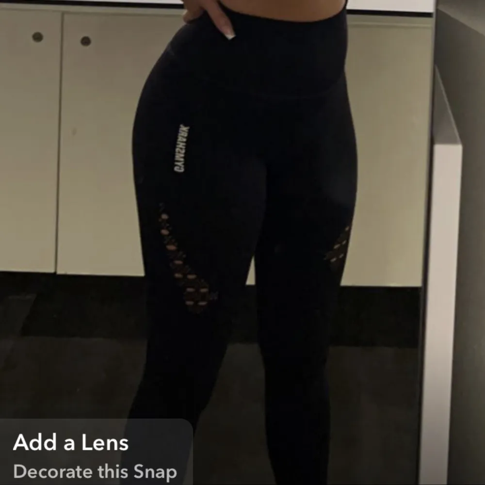 Svarta gymshark tights som ja säljer då jag knappt gymmar nuförtiden, storlek S och i bra skick❤️. Jeans & Byxor.