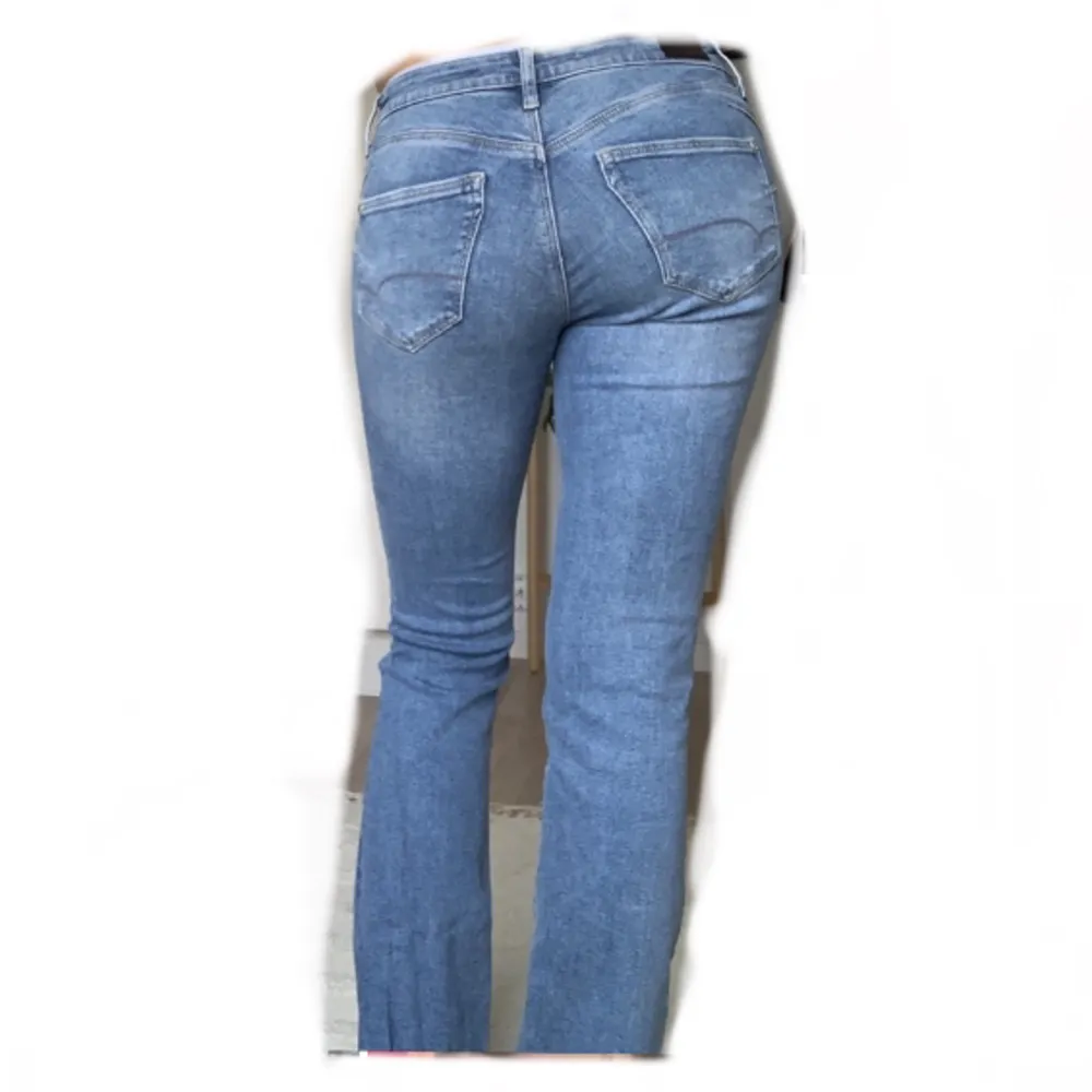 Jättesnygga lågmidjade jeans från Mavi, köpta på Zalando. Innerbenslängd: 83 cm. Priset kan diskuteras, hör av dig vid intresse! 🥰🙌. Jeans & Byxor.