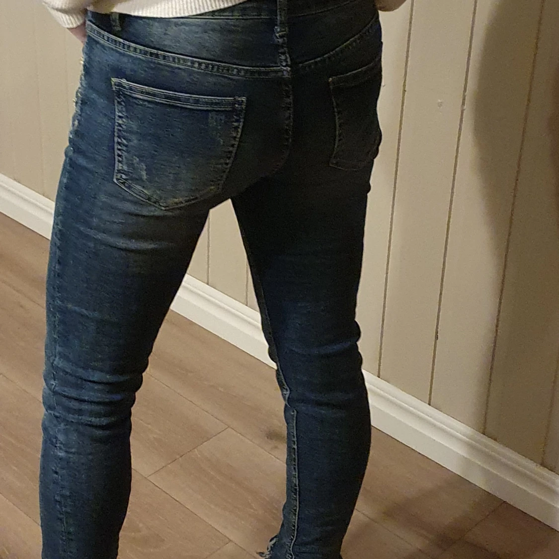 Mörkblå jeans med diamanter. Strl 38. 80 kr - 91