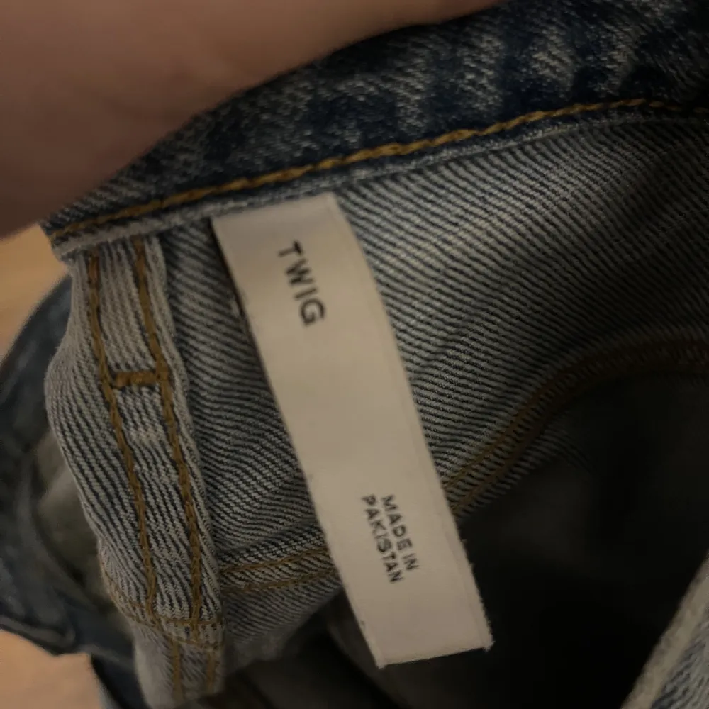 Hej säljer ett par knappt använda jeans från Weekday. Är obekväm i lågmidjad så säljer dem! Modell Twig. Jeans & Byxor.